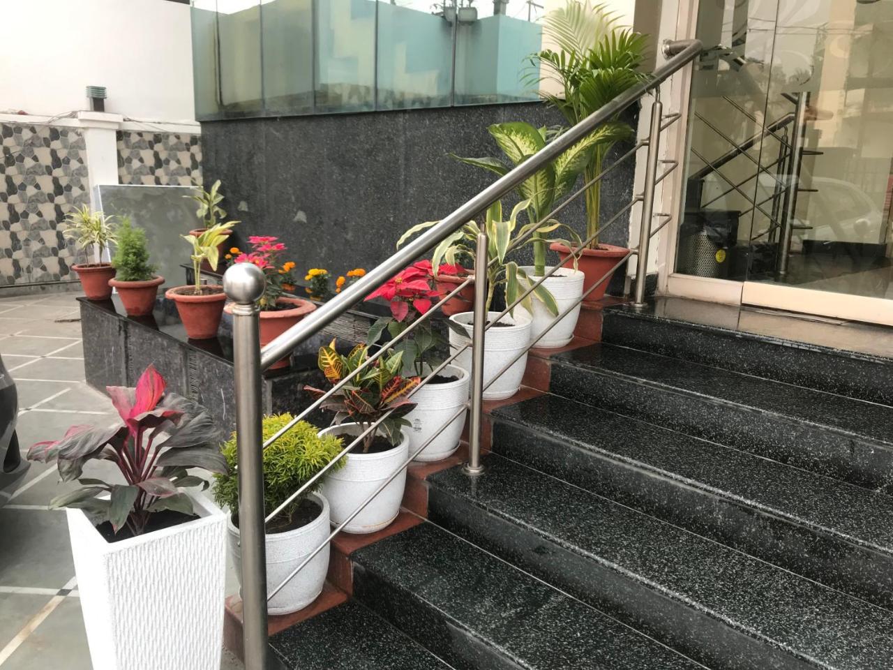 Hotel Sunrise Inn Lucknow Exterior photo