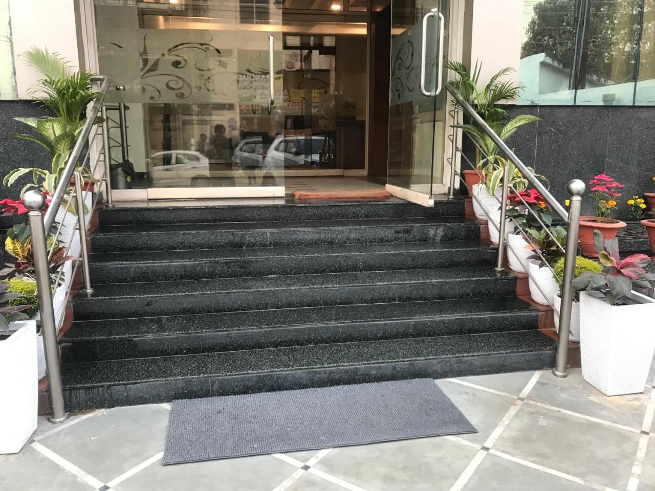 Hotel Sunrise Inn Lucknow Exterior photo